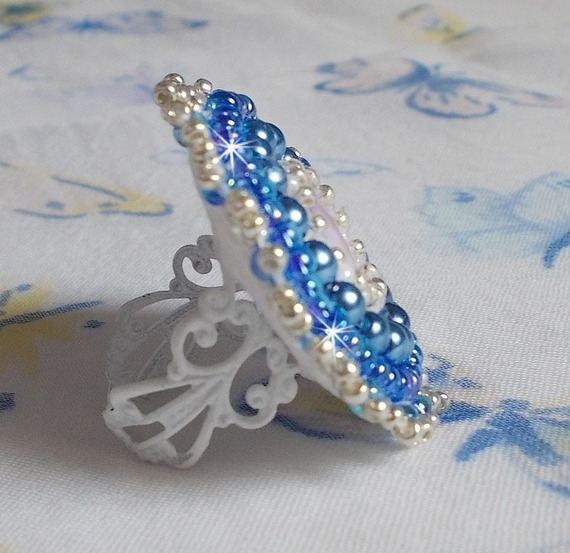 Azur-ring broderad med Swarovski-kristaller och pärlor