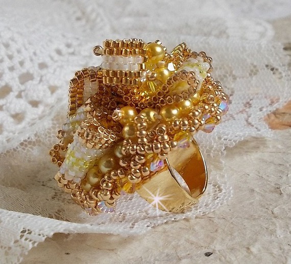 Sunflower Gold Haute-Couture-ring broderad med 24 karat guldpläterade fröpärlor och Swarovski-kristaller 