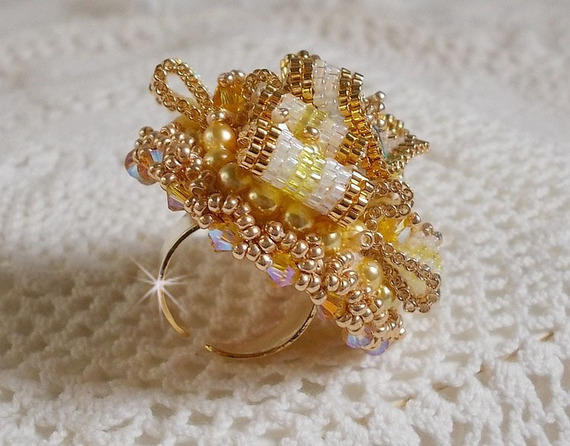 Sunflower Gold Haute-Couture-ring broderad med 24 karat guldpläterade fröpärlor och Swarovski-kristaller 