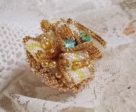 Sunflower Gold Haute-Couture-ring broderad med 24 karat guldpläterade fröpärlor och Swarovski-kristaller 