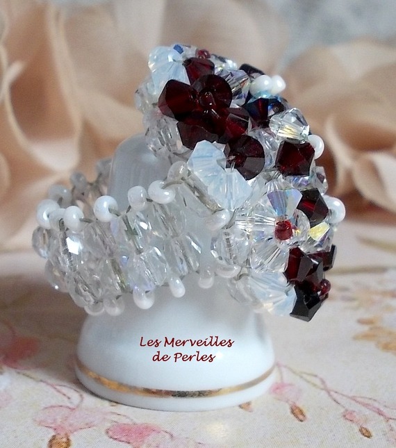 Granat och vit ring med Swarovski-kristallfacetter och spinnare