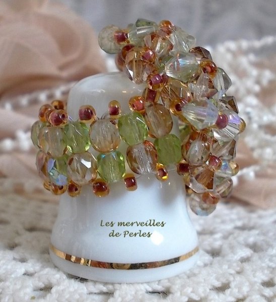 Veronese ring med facetter, snurrande toppar och en Swarovski kristallskyttel
