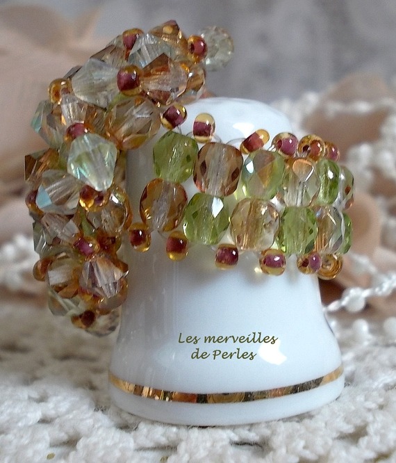 Veronese ring med facetter, snurrande toppar och en Swarovski kristallskyttel