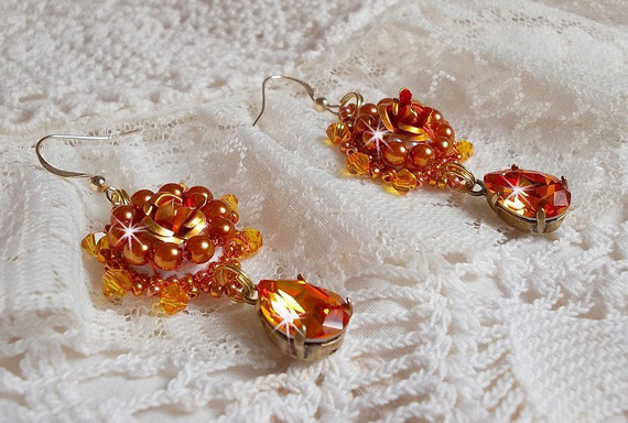 BO Lady in Orange broderad med Swarovski Tangerine kristaller, fröpärlor och bohemiska glaspärlor.