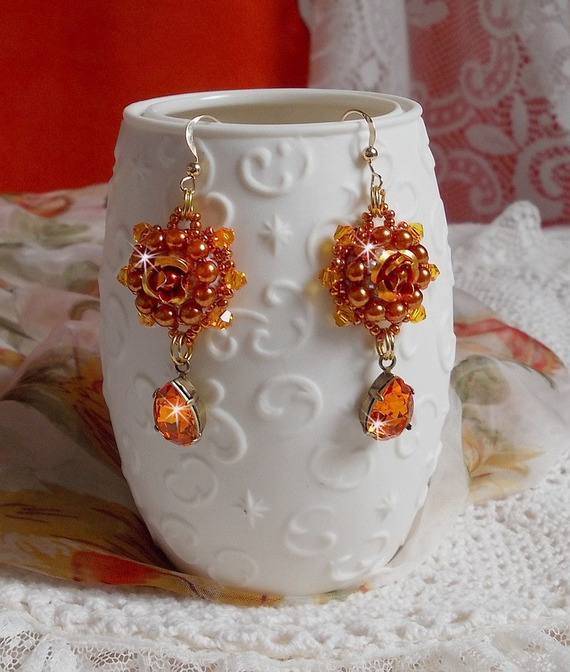 BO Lady in Orange broderad med Swarovski Tangerine kristaller, fröpärlor och bohemiska glaspärlor.