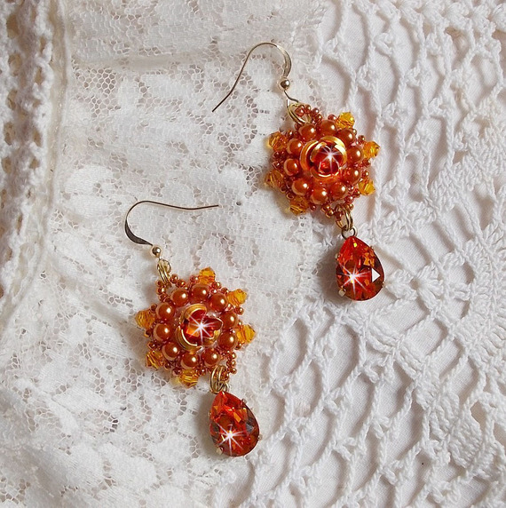 BO Lady in Orange broderad med Swarovski Tangerine kristaller, fröpärlor och bohemiska glaspärlor.