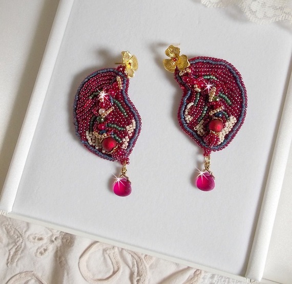 BO Enchantement d'Automne broderad med Swarovski-kristaller, pärlor och fröpärlor.