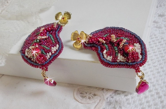 BO Enchantement d'Automne broderad med Swarovski-kristaller, pärlor och fröpärlor.