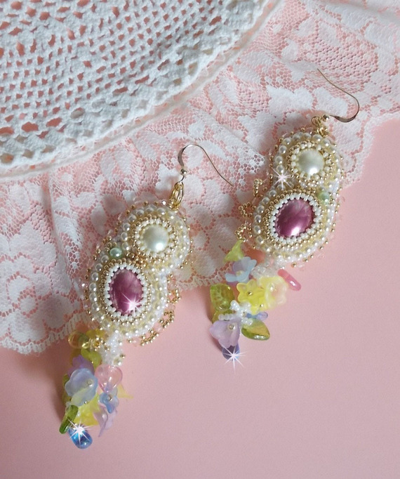 BO Envolée Fleurie broderad med Lucite blommor, harts cabochons, platta runda pärlor, fröpärlor och 14 karat guldfyllda öronkrokar.