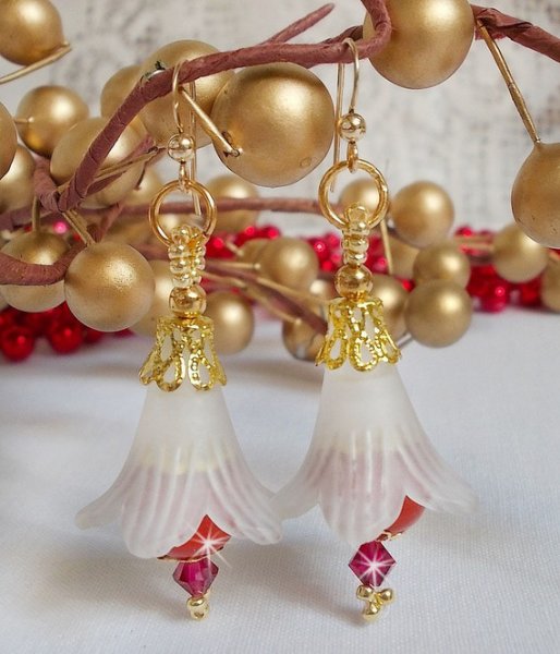 BO Secret Oriental med keramiska pärlor och Lucite blommor och 14 karat guldfyllda öronkrokar.