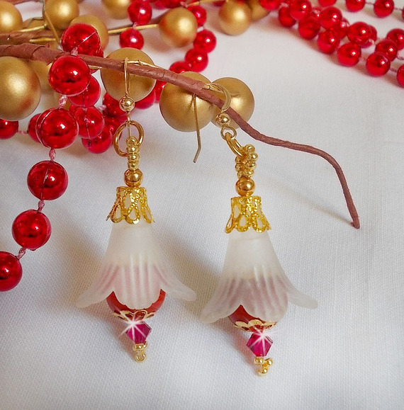 BO Secret Oriental med keramiska pärlor och Lucite blommor och 14 karat guldfyllda öronkrokar.