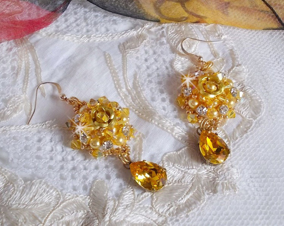 BO Sunflower Gold broderad med Swarovskikristaller, metallrosor och Miyuki fröpärlor.