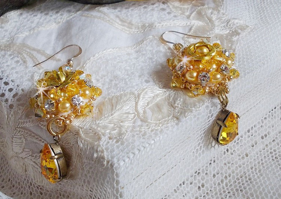 BO Sunflower Gold broderad med Swarovskikristaller, metallrosor och Miyuki fröpärlor.
