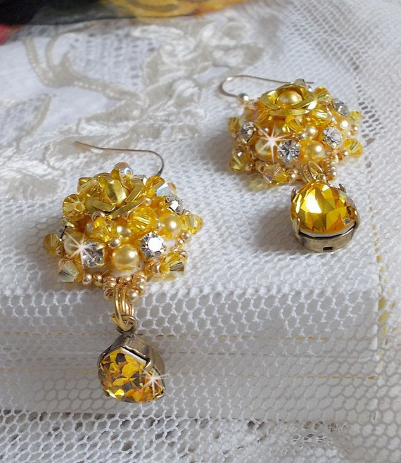 BO Sunflower Gold broderad med Swarovskikristaller, metallrosor och Miyuki fröpärlor.