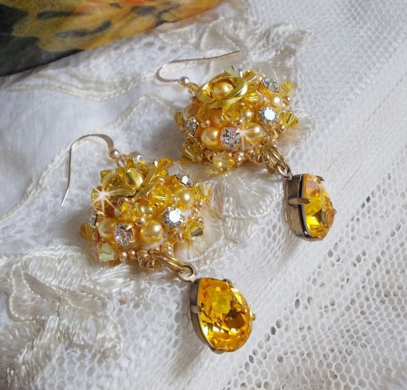 BO Sunflower Gold broderad med Swarovskikristaller, metallrosor och Miyuki fröpärlor.
