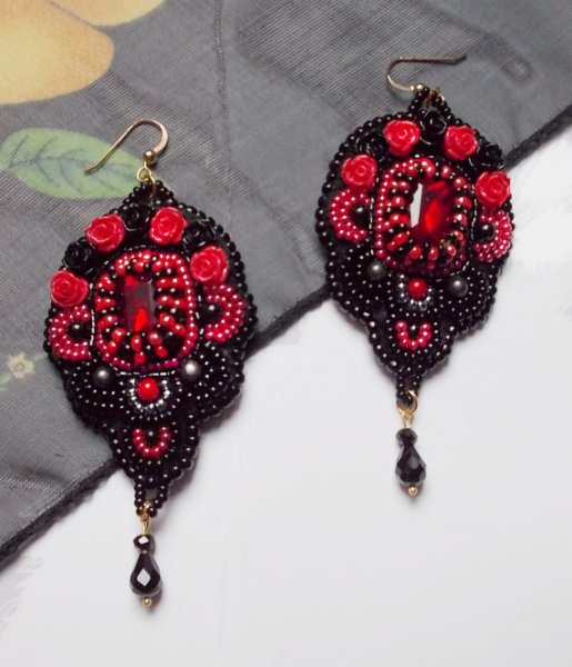 BO Midnight in Paris broderad med Swarovski-kristaller, röda rosor i harts, pärlpärlor, fröpärlor och 14 karat guldfyllda öronkrokar.