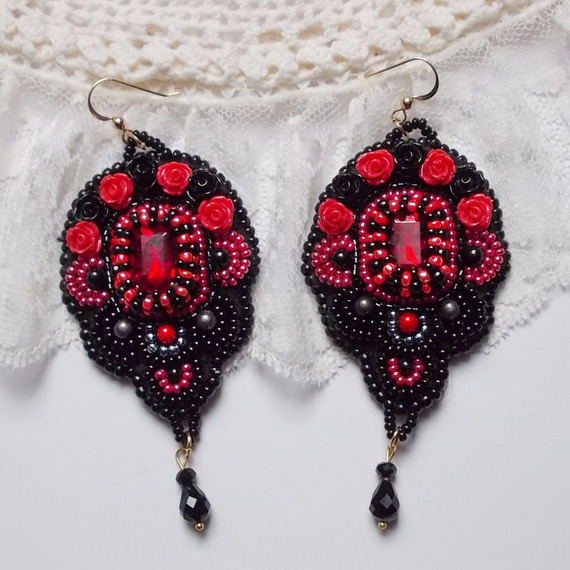 BO Midnight in Paris broderad med Swarovski-kristaller, röda rosor i harts, pärlpärlor, fröpärlor och 14 karat guldfyllda öronkrokar.