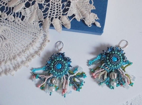 BO La Petite Sirène broderad med pärlor av ädelstenar (turkosa cabochoner och månstenschips), Swarovski-kristaller, pärlpärlor, fröpärlor och öronkrokar i 925 silver.