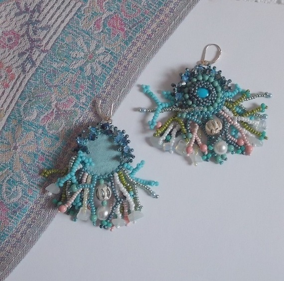 BO La Petite Sirène broderad med pärlor av ädelstenar (turkosa cabochoner och månstenschips), Swarovski-kristaller, pärlpärlor, fröpärlor och öronkrokar i 925 silver.