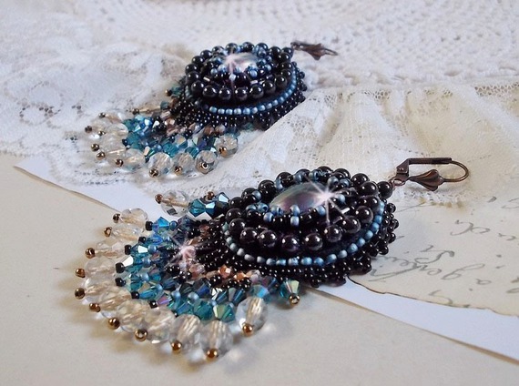 BO Angelot broderad med cabochoner av harts, Swarovski-kristallpärlor och Toho-fröpärlor.