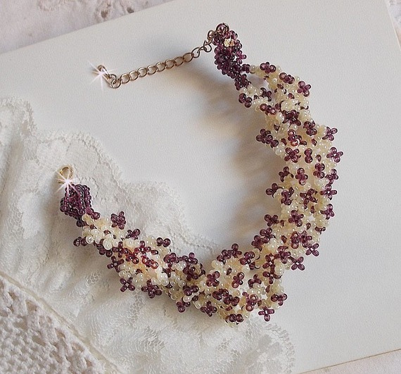 Bracelet Les Floralies monté avec des rocailles Améthyste et Ivoire