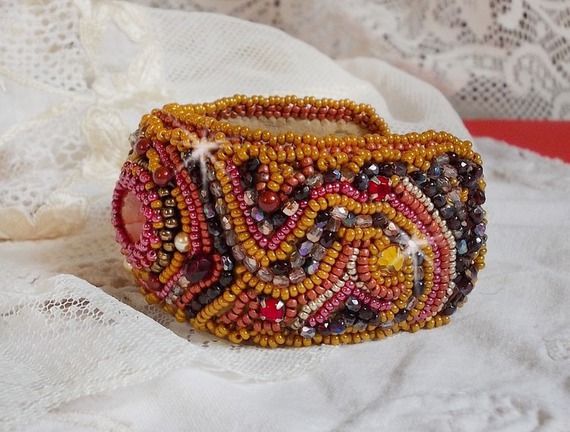 Red Jasper manschettarmband broderat med en cabochon av röd jaspis, Swarovskikristaller och fröpärlor.
