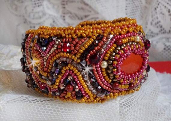 Red Jasper manschettarmband broderat med en cabochon av röd jaspis, Swarovskikristaller och fröpärlor.