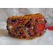 Red Jasper manschettarmband broderat med en cabochon av röd jaspis, Swarovskikristaller och fröpärlor.