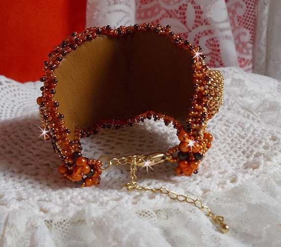 Lady in Orange manschettarmband Haute-Couture broderat med Swarovski-kristaller och Miyuki fröpärlor.