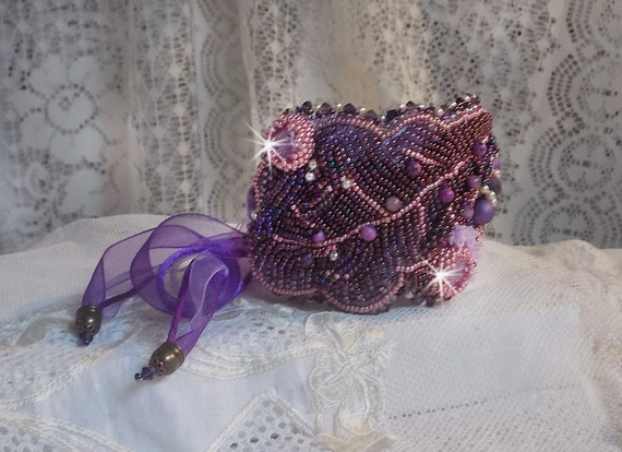 Kinesiskt armband med lila stenar broderat med fina stenar: sugiliter, Swarovskikristaller, fröpärlor och ett lila organzaband.