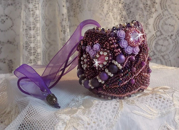 Kinesiskt armband med lila stenar broderat med fina stenar: sugiliter, Swarovskikristaller, fröpärlor och ett lila organzaband.