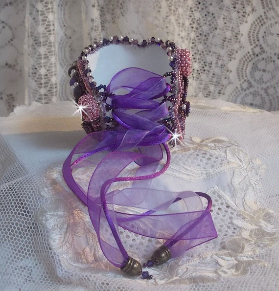Kinesiskt armband med lila stenar broderat med fina stenar: sugiliter, Swarovskikristaller, fröpärlor och ett lila organzaband.