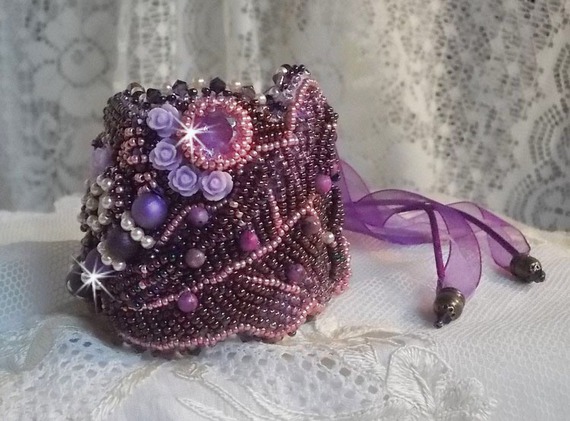 Kinesiskt armband med lila stenar broderat med fina stenar: sugiliter, Swarovskikristaller, fröpärlor och ett lila organzaband.