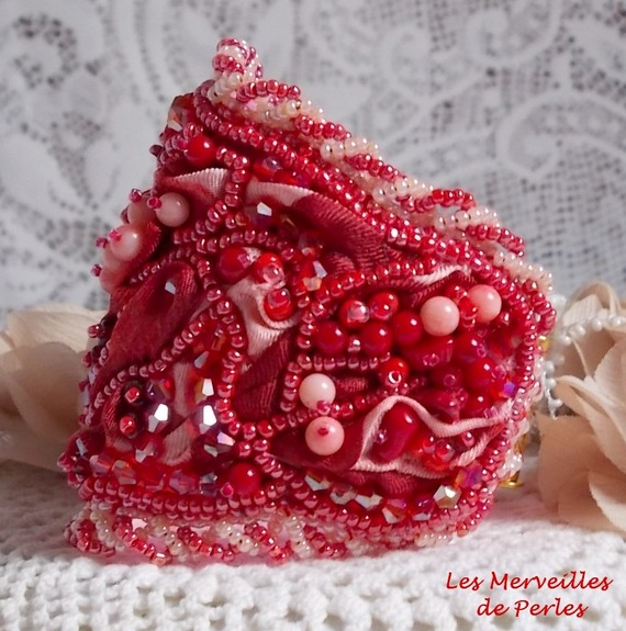 Coralie armband broderat med röd korall, ljusrosa och fröpärlor