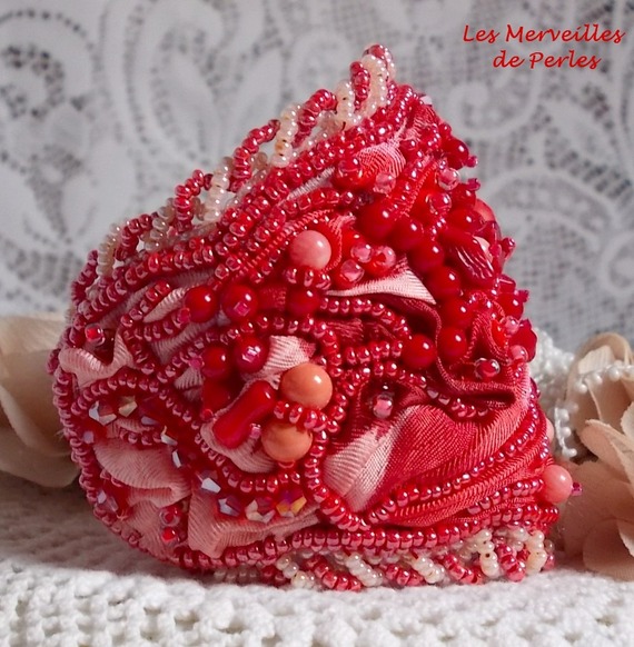 Coralie armband broderat med röd korall, ljusrosa och fröpärlor