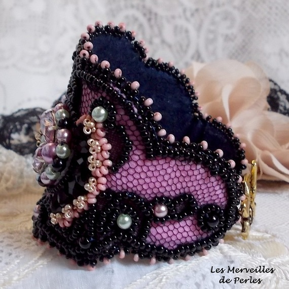 Marquise-armband broderat med Swarovski-kristaller, antik svart spets från 1950, sötvattenspärlor och fröpärlor.