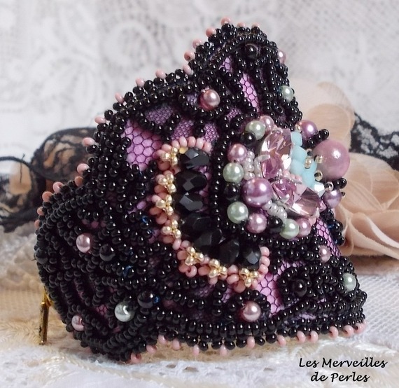 Marquise-armband broderat med Swarovski-kristaller, antik svart spets från 1950, sötvattenspärlor och fröpärlor.