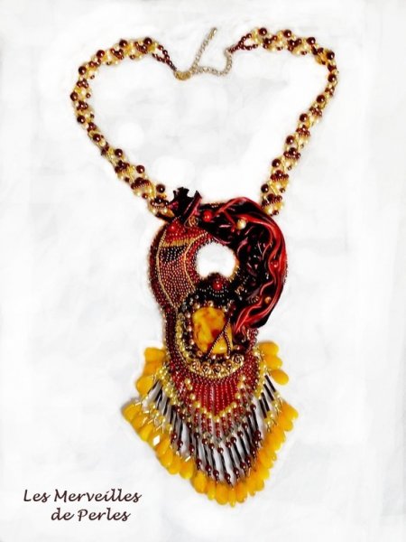 Aura-halsband, en färggradering som representeras av en Shibori-silkefärg och en vacker fin sten "bärnsten".