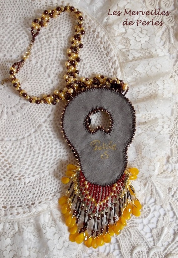 Aura-halsband, en färggradering som representeras av en Shibori-silkefärg och en vacker fin sten "bärnsten".