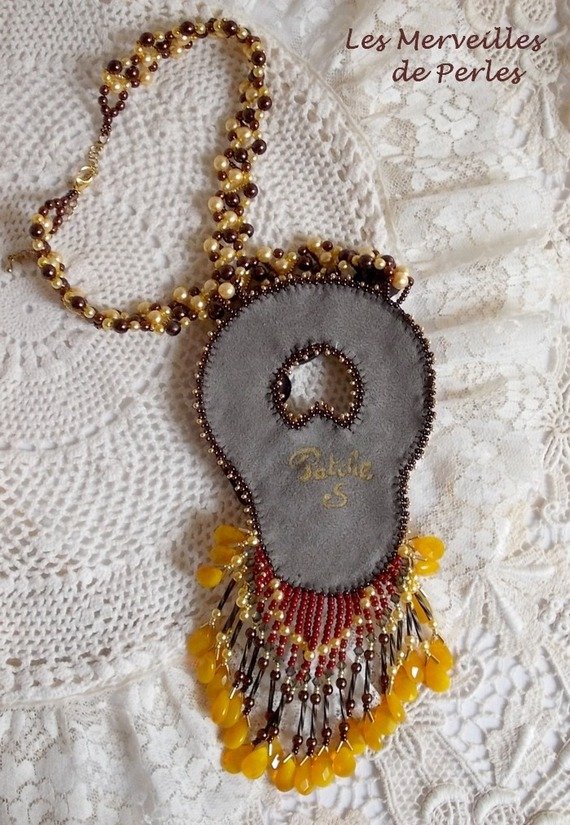Aura-halsband, en färggradering som representeras av en Shibori-silkefärg och en vacker fin sten "bärnsten".