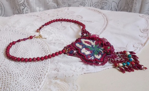 Halsband Enchantement d'Automne broderat med Bordeauxpärlor, spets, olika pärlor och fröpärlor.