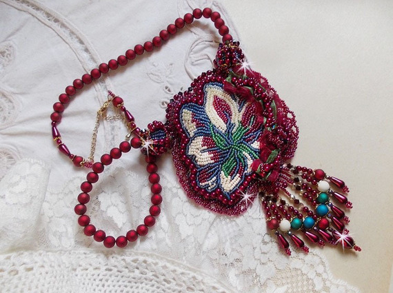 Halsband Enchantement d'Automne broderat med Bordeauxpärlor, spets, olika pärlor och fröpärlor.