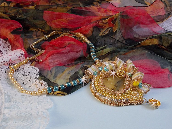 Haute-Couture Sunflower Gold-hänge broderat med 24 karat guldpläterade fröpärlor, en Madagaskar-opal och Swarovski-kristaller.