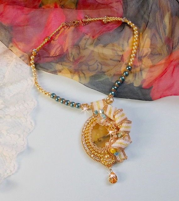 Haute-Couture Sunflower Gold-hänge broderat med 24 karat guldpläterade fröpärlor, en Madagaskar-opal och Swarovski-kristaller.