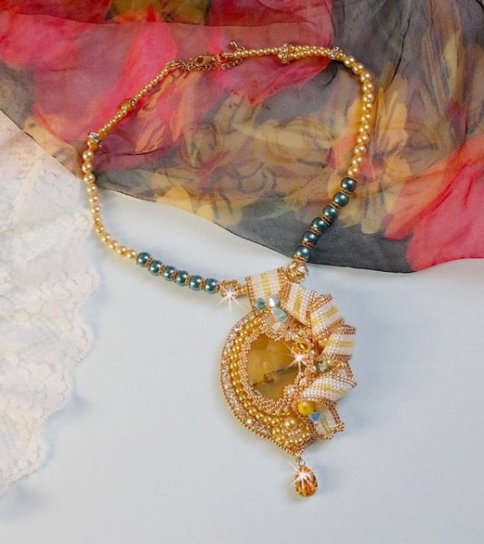 Haute-Couture Sunflower Gold-hänge broderat med 24 karat guldpläterade fröpärlor, en Madagaskar-opal och Swarovski-kristaller.
