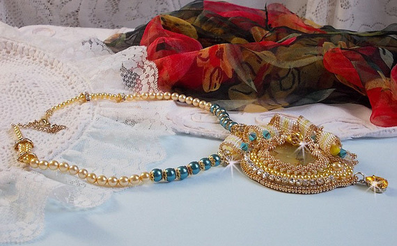 Haute-Couture Sunflower Gold-hänge broderat med 24 karat guldpläterade fröpärlor, en Madagaskar-opal och Swarovski-kristaller.