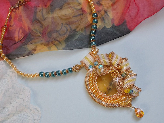 Haute-Couture Sunflower Gold-hänge broderat med 24 karat guldpläterade fröpärlor, en Madagaskar-opal och Swarovski-kristaller.