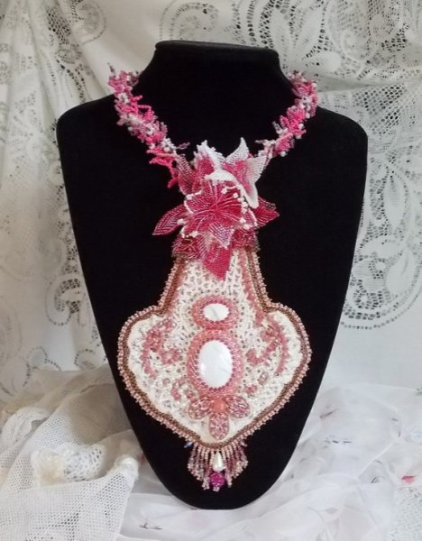Rosa liljehalsband med vit Howlite ädelsten, fröpärlor, spets och olika pärlor Haute-Couture stil