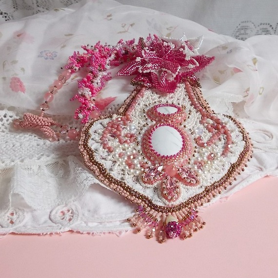 Rosa liljehalsband med vit Howlite ädelsten, fröpärlor, spets och olika pärlor Haute-Couture stil