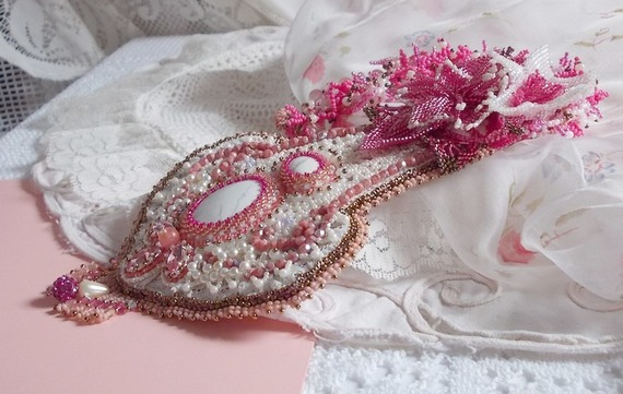 Rosa liljehalsband med vit Howlite ädelsten, fröpärlor, spets och olika pärlor Haute-Couture stil